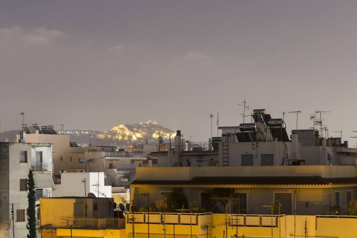 Ma Maison Nο 1, Penthouse, Acropolis And Lycabettus View, Ultra High Speed Internet 300 Mbps, 15' To Acropolis By Metro, 1' From Metro Station Atenas Exterior foto